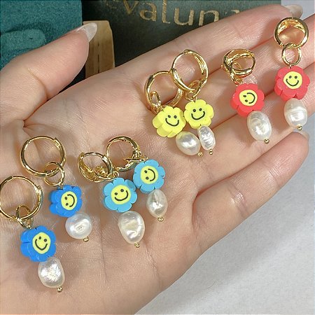 Brinco argola com pingente pérola barroca e flor smile (amarelo, laranja, azul escuro ou azul claro) com banho de ouro 18k