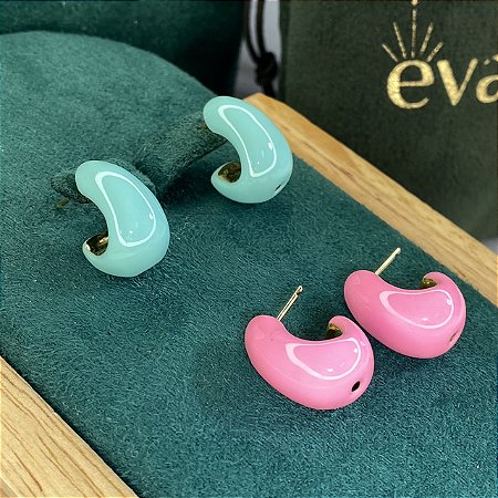 Brinco meia argola esmaltada (verde água ou pink) com banho de ouro 18k
