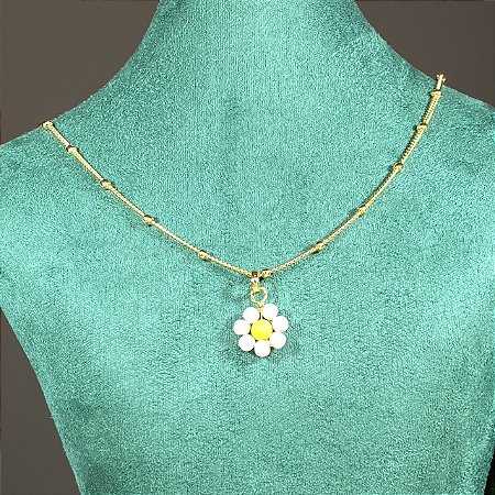 Colar bolinhas espaçadas com pingente de flor colorida (branca e amarela) com banho de ouro 18k