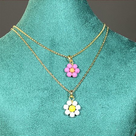 Colar liso com pingente de flor colorida (rosa e laranja ou branca e amarela) com banho de ouro 18k