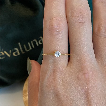 Anel solitário cravejado com zircônia cristal 4mm com 4 garras em prata 925 com banho de ouro 18k