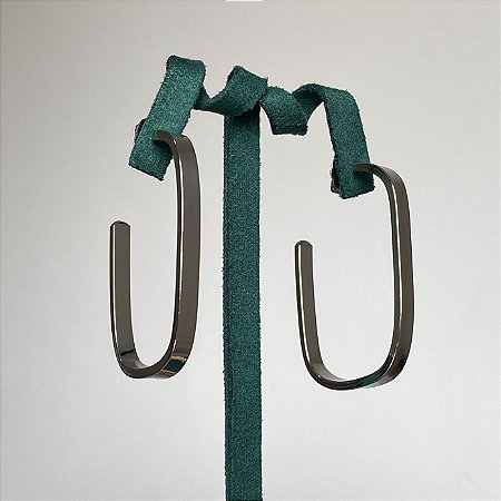 Brinco argola retangular bordas arredondadas com banho de ródio branco