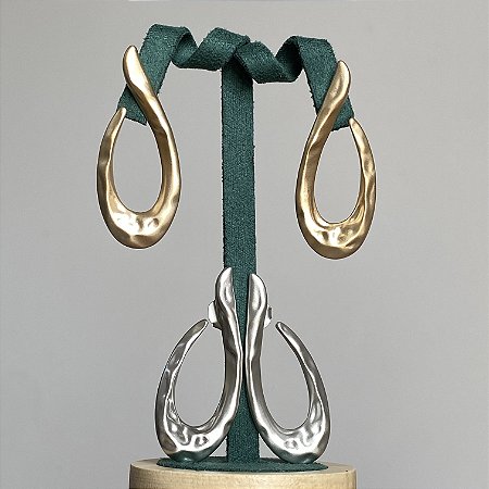 Brinco acetinado fosco martelado gota vazada com banho de ouro 18k ou ródio branco