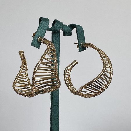 Brinco argola média aramado liso com banho de ouro 18k
