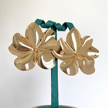 Brinco flor grande lisa corte a laser com banho de ouro 18k