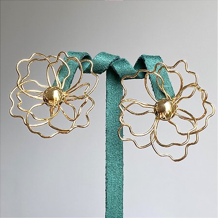 Brinco flor aramada com pontas arredondadas com banho de ouro 18k ou ródio branco