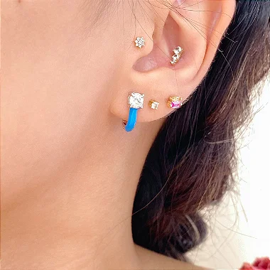 Brinco argola esmaltada (lavanda/ lilás, amarelo, azul, pink ou verde) cravejada com zircônia com banho de ouro 18k ou ródio branco