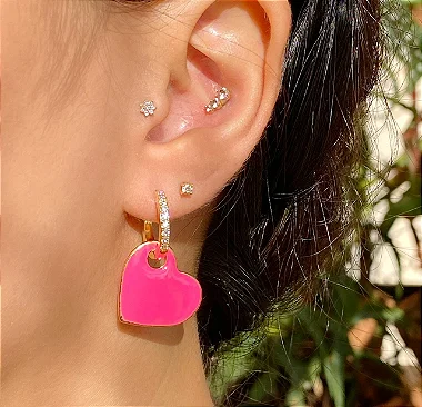 Brinco argola cravejada com pingente (seta ou coração) esmaltado (pink ou amarelo) com banho de ouro 18k