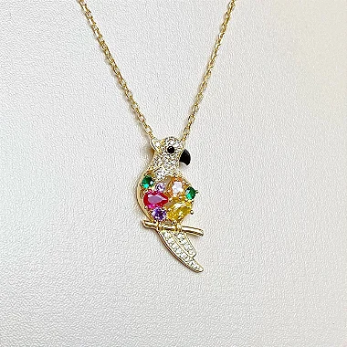 Colar com pingente de papagaio calopsita cravejado com zircônias coloridas em prata 925 com banho de ouro 18k ou ródio branco