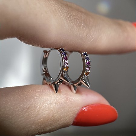 Brinco argola cravejada rainbow com spikes com banho de ouro 18k ou ródio branco