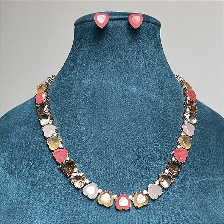 Conjunto brinco e colar cravejado com zircônias em formato de coração em degradê tons de coral com banho de ouro 18k