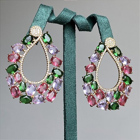 Brinco gota cravejado zircônias ovais nas cores verde esmeralda lilás e pink com banho de ouro 18k