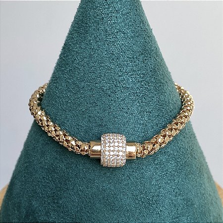 Pulseira malha lisa com fecho cravejado com zircônias cor cristal com banho de ouro 18k