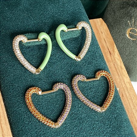 Brinco argola formato coração esmaltada (rosa ou verde) ou cravejada (laranja com lilás) banhada a ouro 18k ou ródio branco
