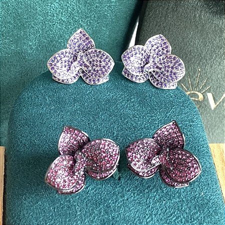 Brinco de flor orquídea cravejado com zircônias (na cor lilás ou magenta) com banho de ródio branco ou ródio negro