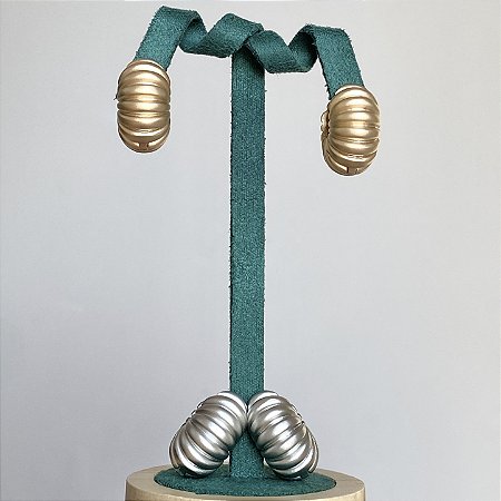 Brinco argola click grossa acetinada fosca com banho de ouro 18k ou ródio branco