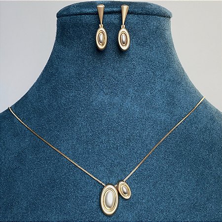 Conjunto colar longo e brinco com pingente acetinado fosco com banho de ouro 18k