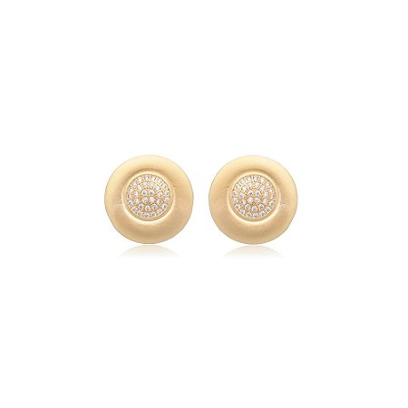 Brinco pequeno redondo cravejado com zircônias na cor cristal acetinado fosco com banho de ouro 18k