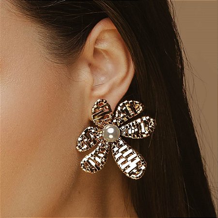Brinco flor grande aramada lisa miolo pérola shell com banho de ouro 18k
