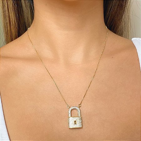 Colar com pingente de cadeado cravejado com zircônias cristal com banho de ouro 18k