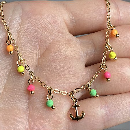 Tornozeleira com Pingente de Âncora Lisa e Contas Coloridas com Banho de Ouro 18k