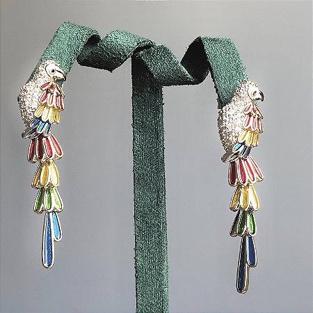 Brinco arara cravejado com zircônias na cor cristal e esmaltado com banho de ouro 18k