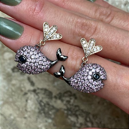 Brinco com Pingente de Baleia Cravejada com Zircônias Cristal e Turmalina Rosa com Banhos de Ouro 18k e Ródio Negro