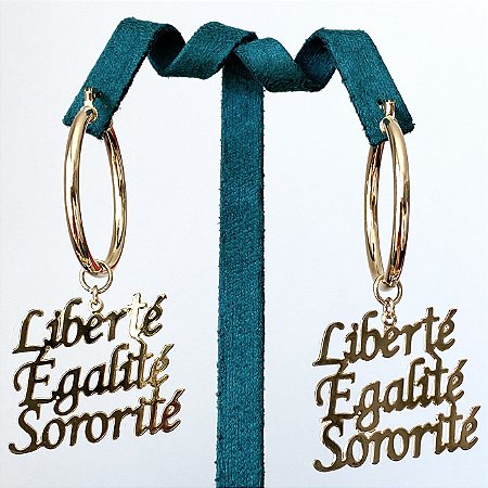 Brinco argola liso com pingente "Liberté Egalité Sororité" com banho de ouro 18k