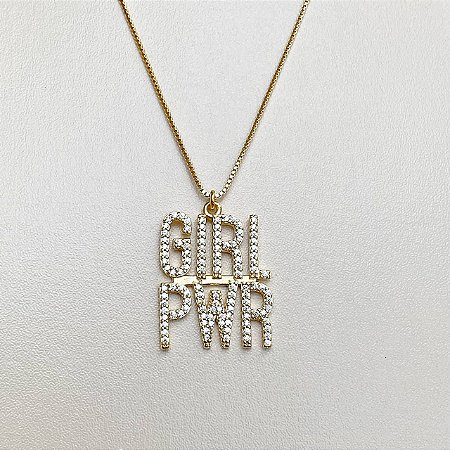 Colar com pingente "Girl Pwr" cravejado com zircônias na cor cristal com banho de ouro 18k