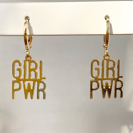 Brinco argola lisa com pingente "Girl Pwr" com banho de ouro 18k