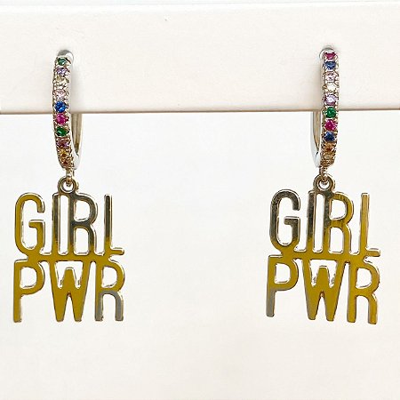 Brinco argola cravejada com zircônias coloridas (rainbow) com pingente liso "Girl Pwr"  com banho de ródio branco