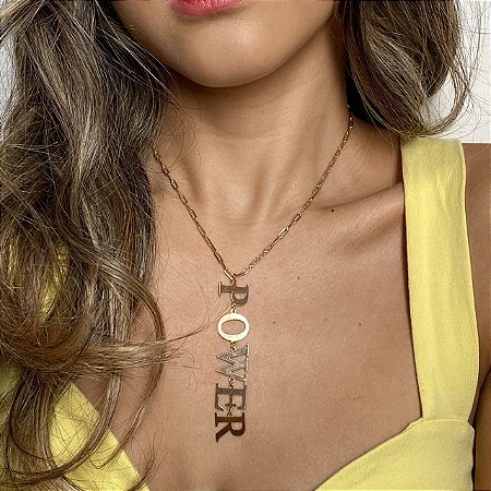 Colar  liso com pingente "Power" com banho de ouro 18k