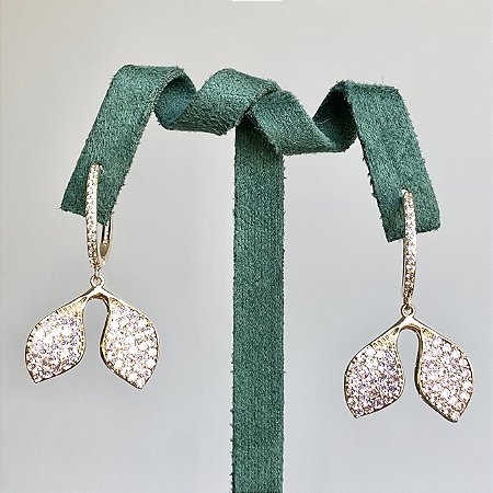 Brinco argola com pingente cauda de sereia cravejado com zircônias rosa claro com banho de ouro 18k
