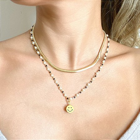 Colar de Mini Pérolas e Contas Negras com Pingente Smile e Banho de Ouro 18k