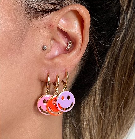Brinco argola com pingente smile esmaltado (pink, lilás, rosa claro, verde água ou laranja neon) com banho de ouro 18k