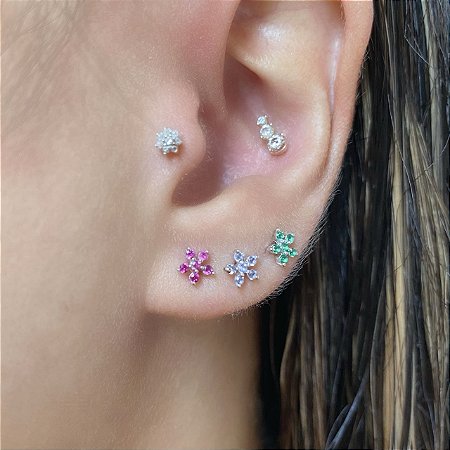 Brinco mini florzinhas cravejadas com zircônias (nas cores cristal, magenta, lilás ou verde) em prata 925 com banho de ródio branco