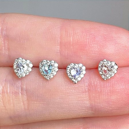 Brinco formato de coração cravejado com zircônias (nas cores cristal, morganita, ametista ou turmalina) em prata 925 com banho de ródio branco
