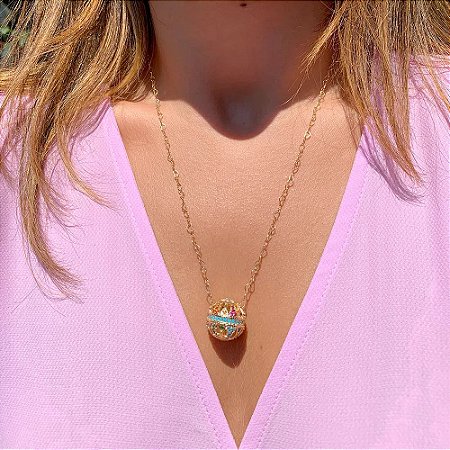 Colar Corrente de Mini Corações com Pingente de Bola Cravejada com Zircônias Coloridas com Banho de Ouro 18k