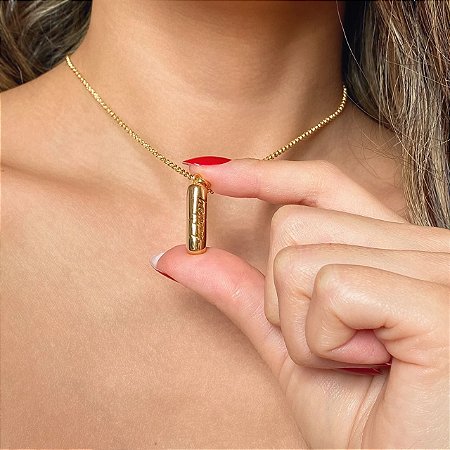 Colar com Pingente de Cápsula Escrito "Happy" com Banho de Ródio Branco ou Ouro 18k