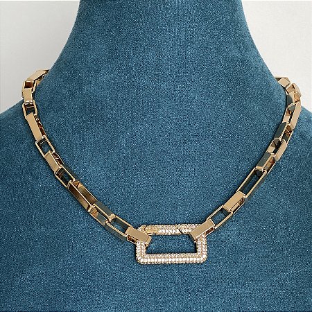Colar com elos  retangulares pequenos lisos pingente  retangular cravejado com banho de ouro 18k