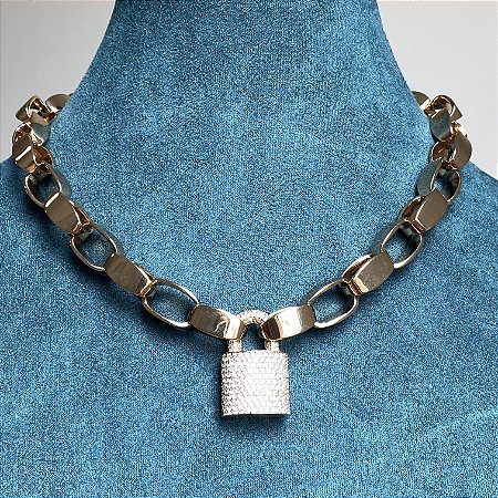 Colar elos lisos com pingente de cadeado cravejado com zircônias na cor cristal com banho de ouro 18k