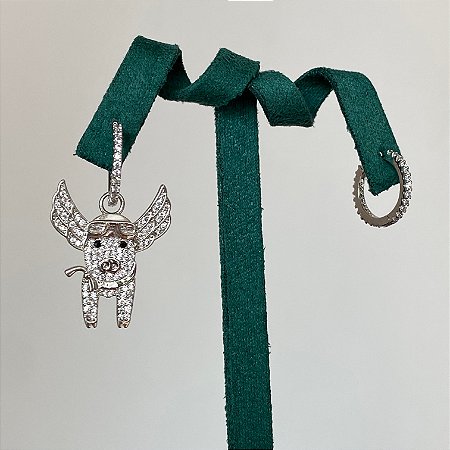 Brinco argola com 1 pingente porquinho voador cravejado com zircônias  na cor cristal com banho de ródio branco