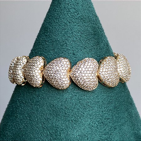 Pulseira corações médios cravejados com zircônias na cor cristal 18cm de comprimento com banho de ouro 18k