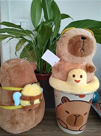 Pelúcia Capivara no Balde de Pipoca