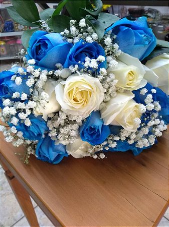 Buquê de Rosas Azuis e Brancas