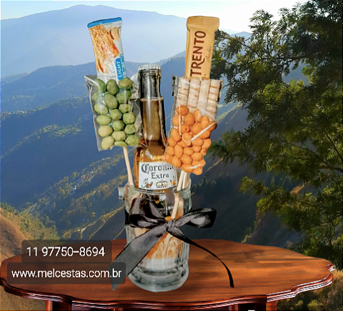 Caneca com cerveja e petiscos