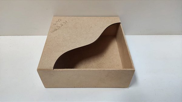 PORTA GUARDANAPO FECHADO C/ ONDA GRANDE 18X18X7CM