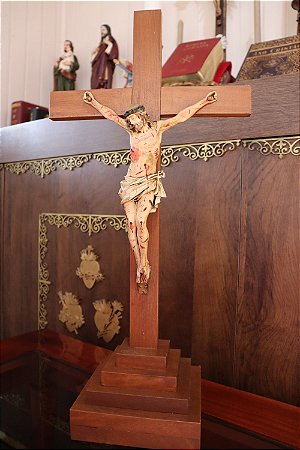 Crucifixo de mesa 53 cm (resina e madeira)