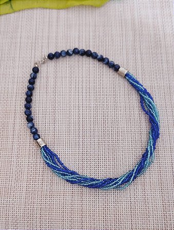 Colar Curto de Resina e Miçangas Azul