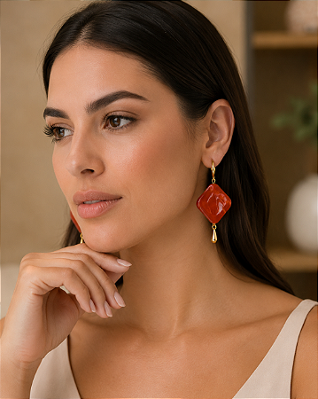 Brinco Pendente Dourado com Resina Terracota